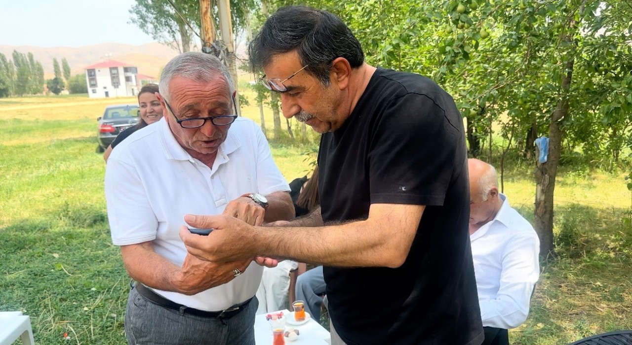 31 yıl sonra eski okulunu ziyaret etti, öğrencileriyle bir araya geldi