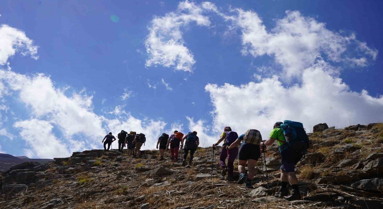 34 dağcı Yüksekova Sat Göllerinde doğa yürüyüşü gerçekleştirdi