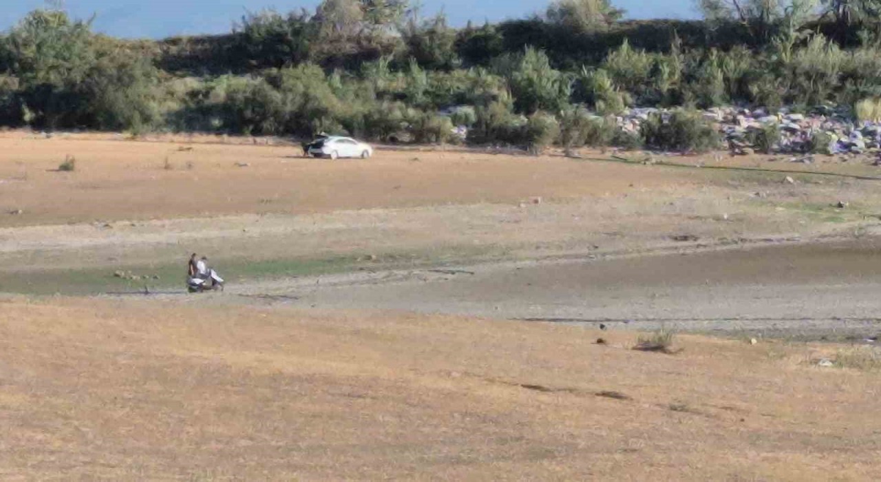 43 yıldır sulama yapılan gölet kurudu