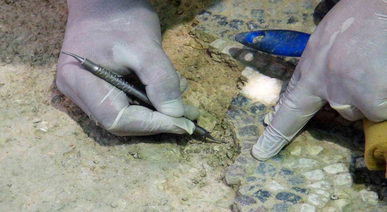 50 derece sıcaklıkta iğne ile tarih kazıyorlar