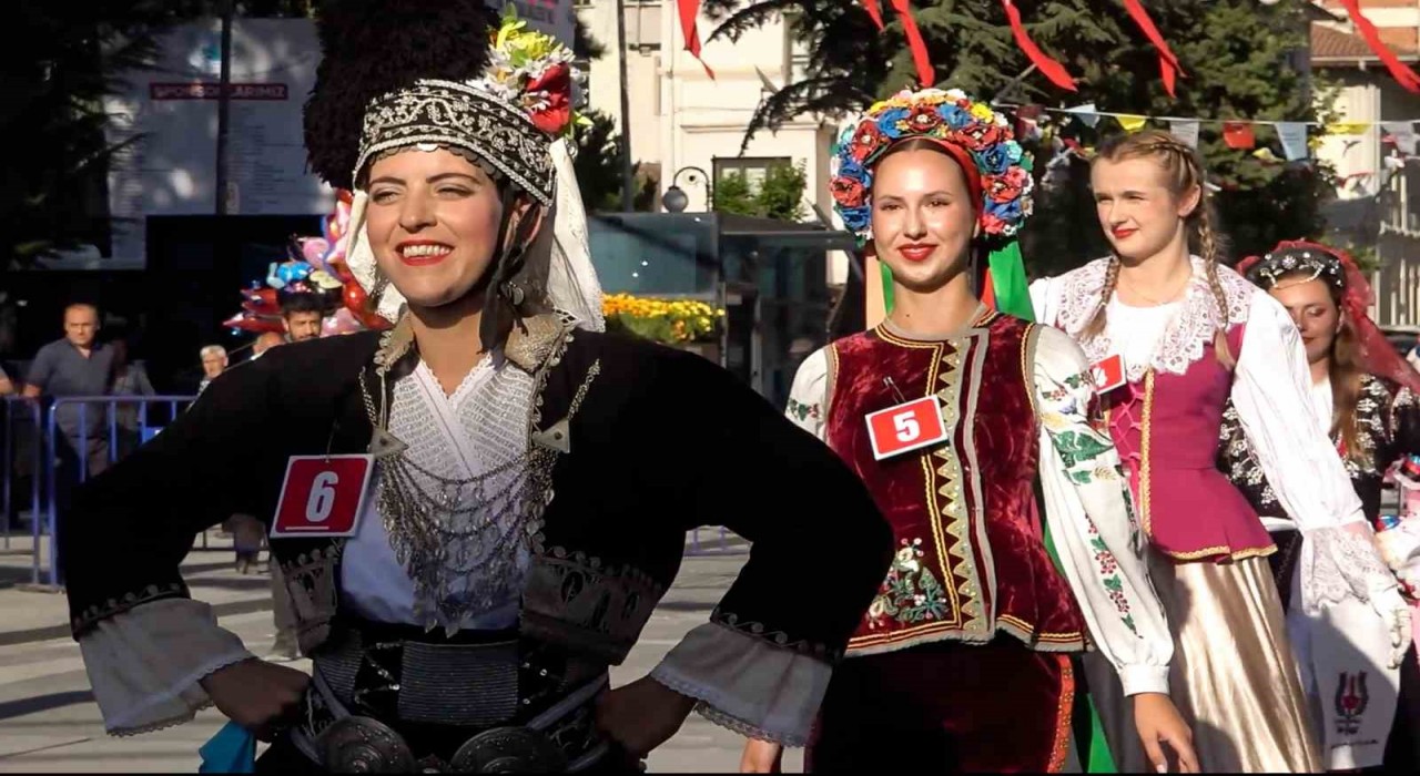 6 farklı ülkeden gelen genç kadınlar sarımsak festivalinin en güzeli seçilebilmek için yarıştı