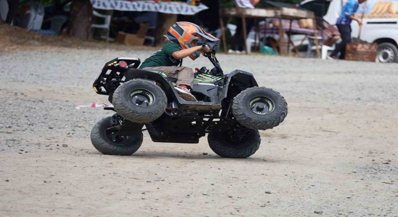 6 yaşındaki Ömer, ATV motoruyla festivalde dikkat çekti