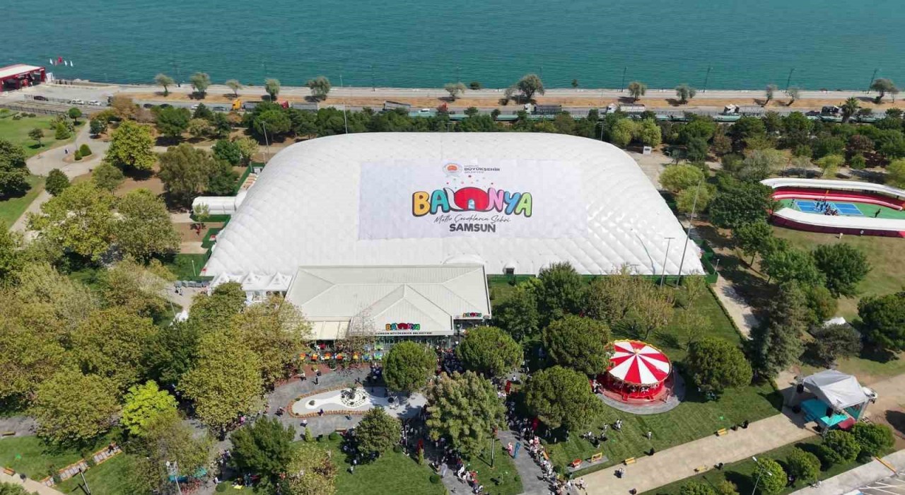 600 çocuk aynı anda oynayabiliyor: Türkiyenin en büyük kapalı şişme oyun parkı Samsunda açıldı
