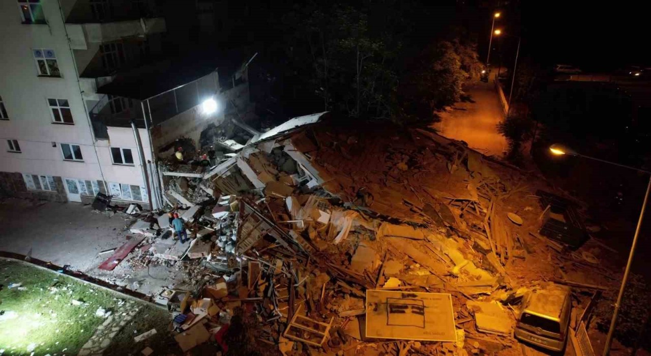 6,1lik depremde 1 kişinin hayatını kaybettiği enkaz havadan görüntülendi