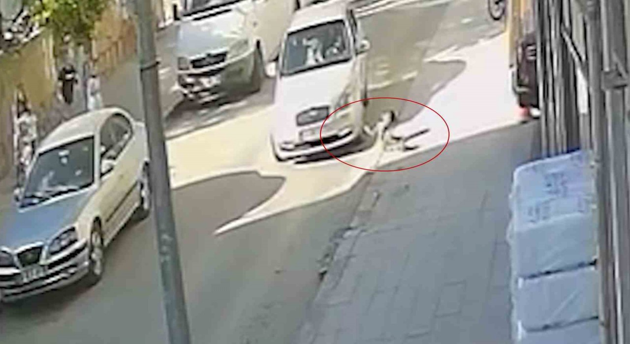 7 yaşındaki çocuğa otomobil çarptı: Kaza anı kamerada