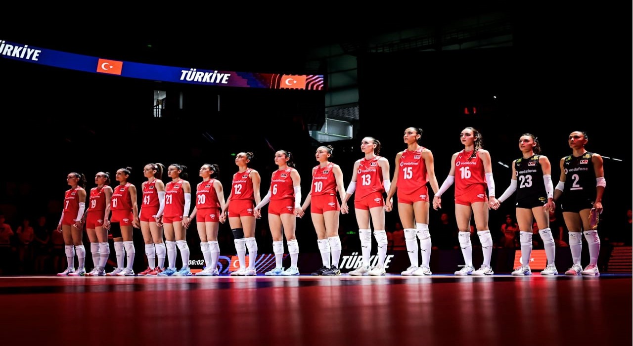 A Milli Kadın Voleybol Takımı, hazırlık kampı için Antalyaya gitti