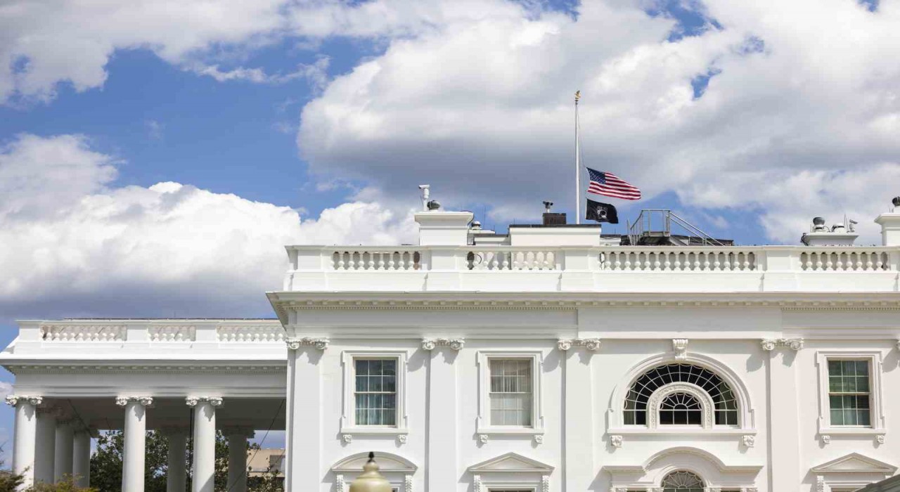 ABDde ilkokul saldırısının ardından bayraklar yarıya indirildi