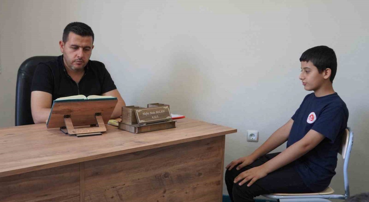 Abi ben hafız oldum diyen küçük kardeşe duygusal karşılık