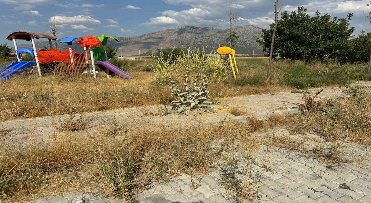 Acıpayamda park ve çocuk oyun alanları çürümeye terk edildi
