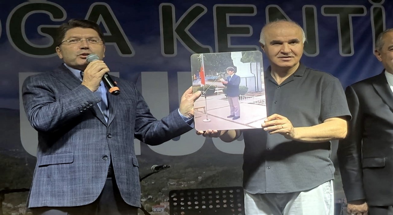 Adalet Bakanı Yılmaz Tunça duygulandıran hediye