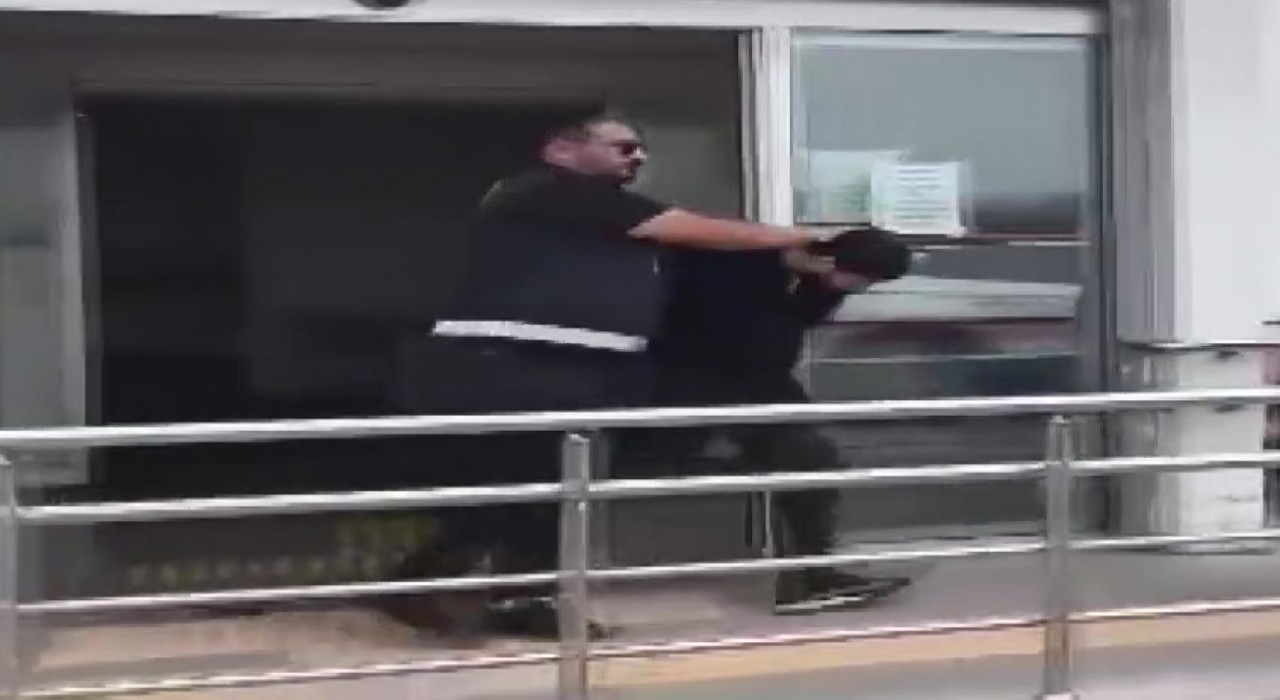 Adana sıcağında montla trafiğe çıkınca polise yakalandı