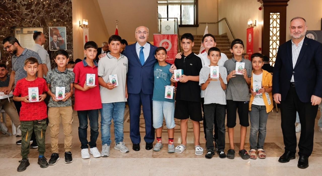 Adana Valisi Köşger’den Kur’an Kursu Öğrencilerine Adana Kebabı İkramı