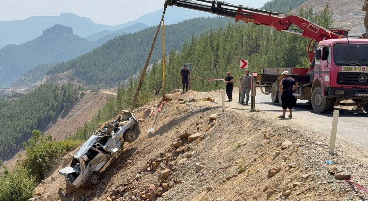 Adanada 5 kişiye mezar alan otomobil uçurumdan çıkarıldı