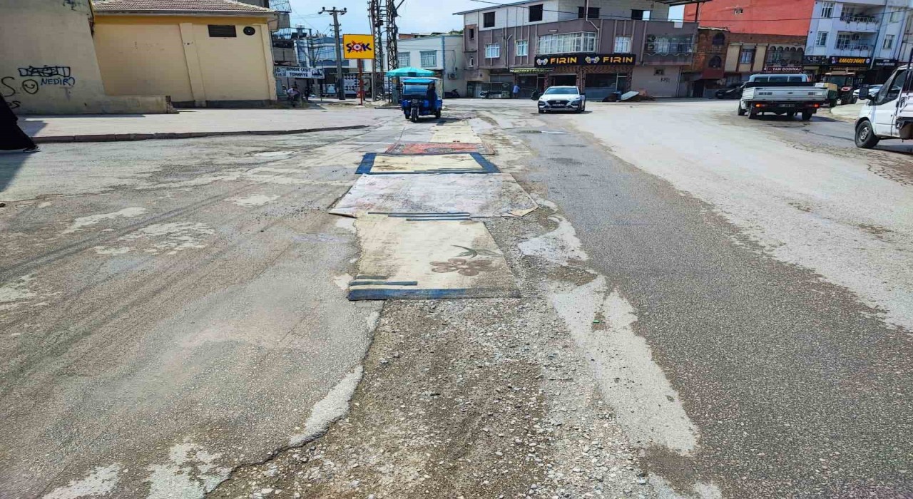 Adanada belediyenin yapmadığı yola esnaftan ilginç çözüm: Yola asflat yerine halı serildi