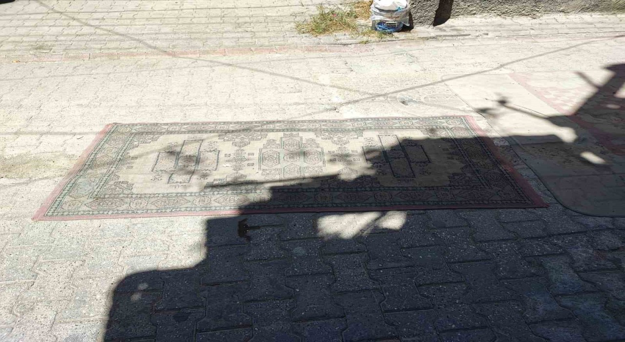 Adanada bozuk yollar yapılmayınca yola halı serme akım haline geldi