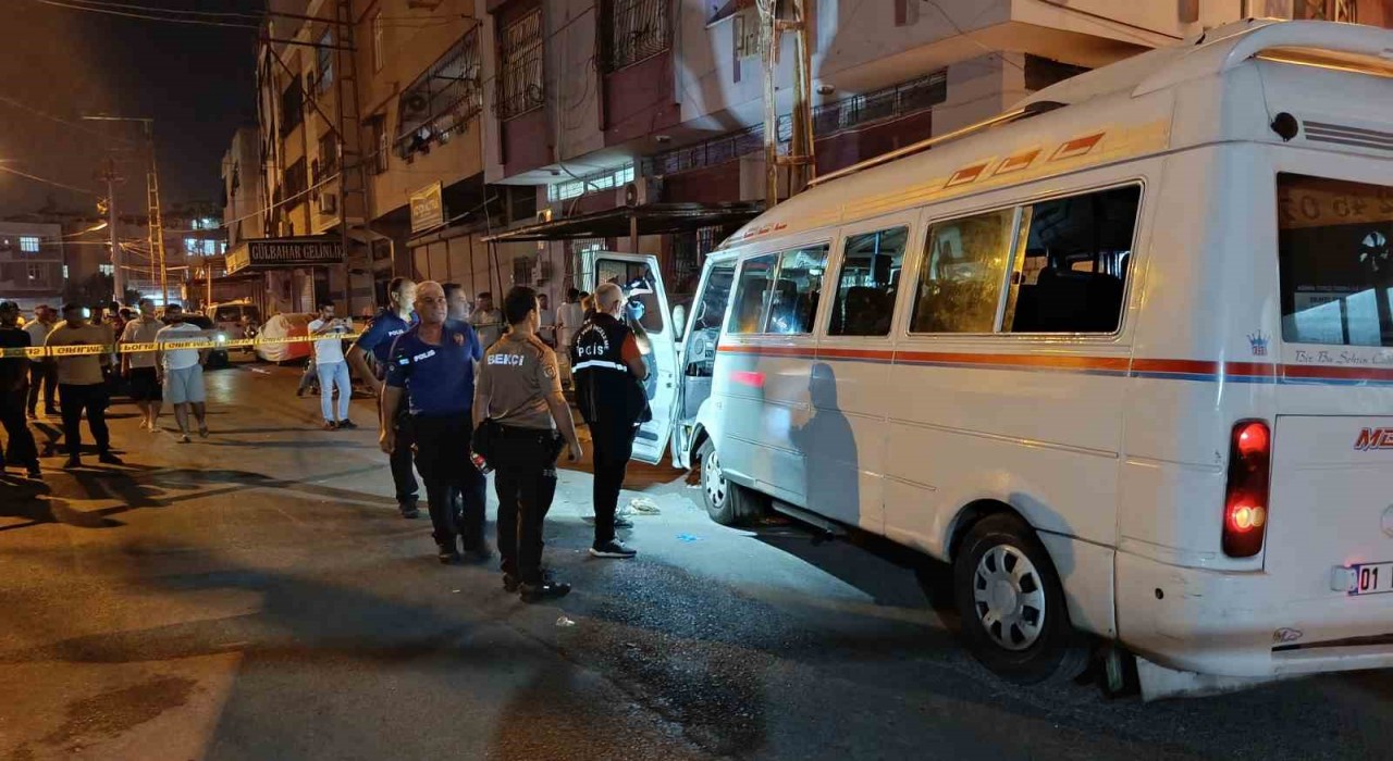 Adanada dolmuşa silahlı saldırı: Sürücü yaralı halde 600 metre sürdü ama kurtarılamadı