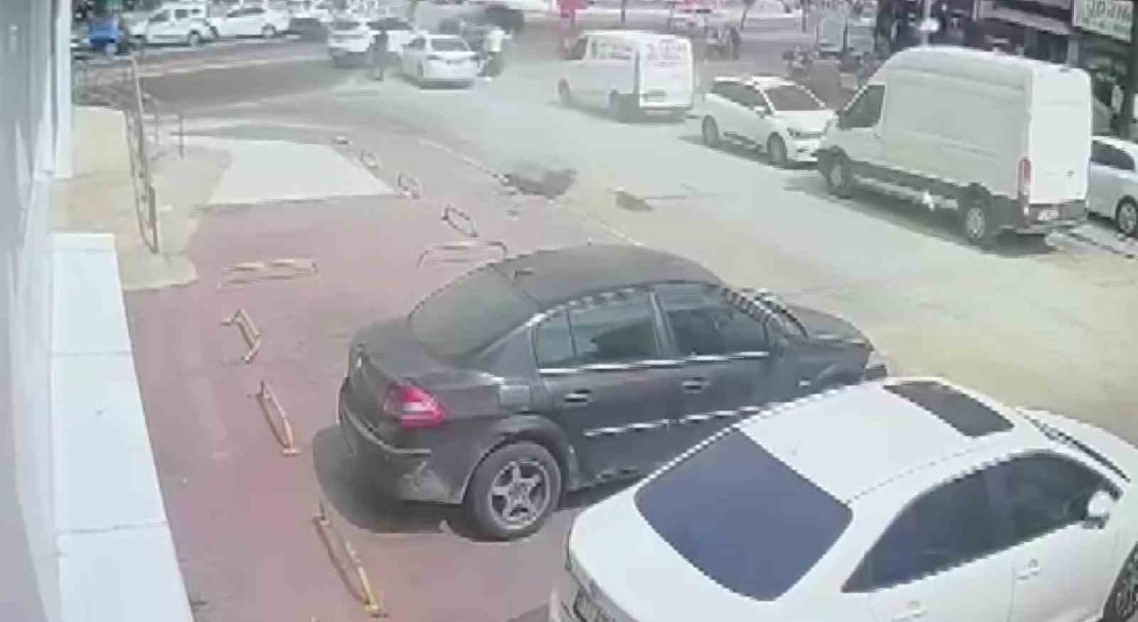 Adanada film gibi uyuşturucu operasyonu: Kaçarken polis aracına çarptı