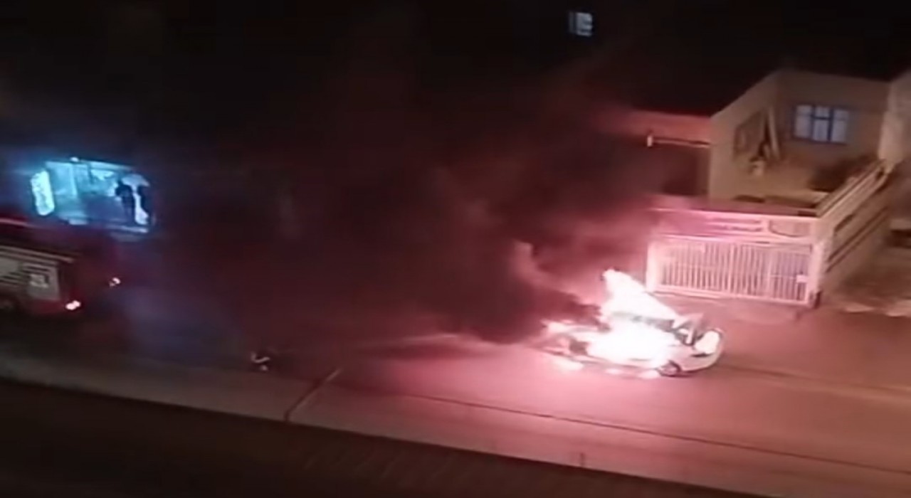 Adanada otomobil alev alev yandı