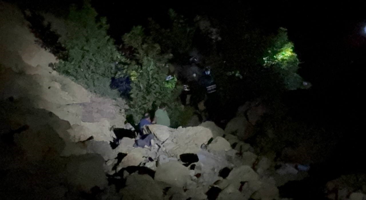 Adanada otomobil uçuruma yuvarlandı: 5 ölü