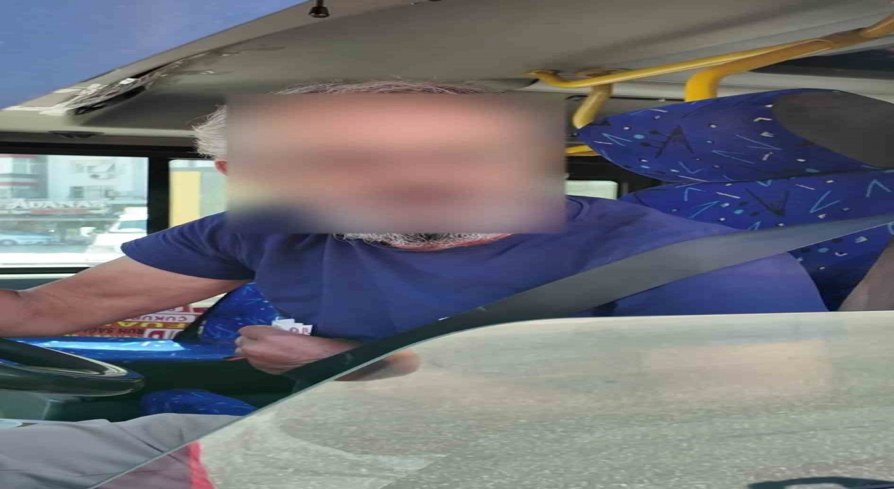 Adanada trafikte seyir halinde cep telefonuyla konuşan hem de kemeri koltuğa takan sürücü yakalanınca: