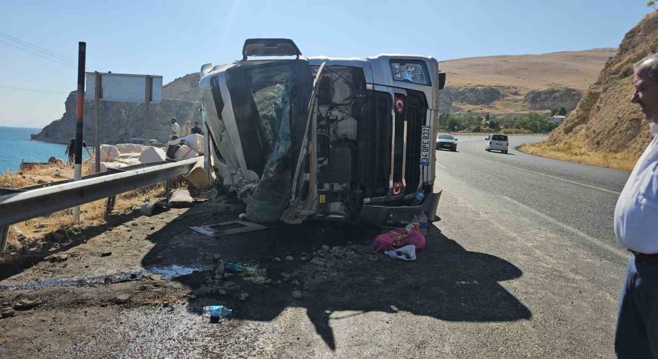 Adilcevazda saman yüklü tır devrildi: 2 kişi yaralandı