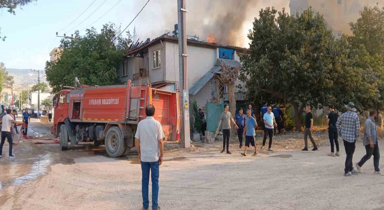 Adıyamanda iki katlı evde yangın paniği