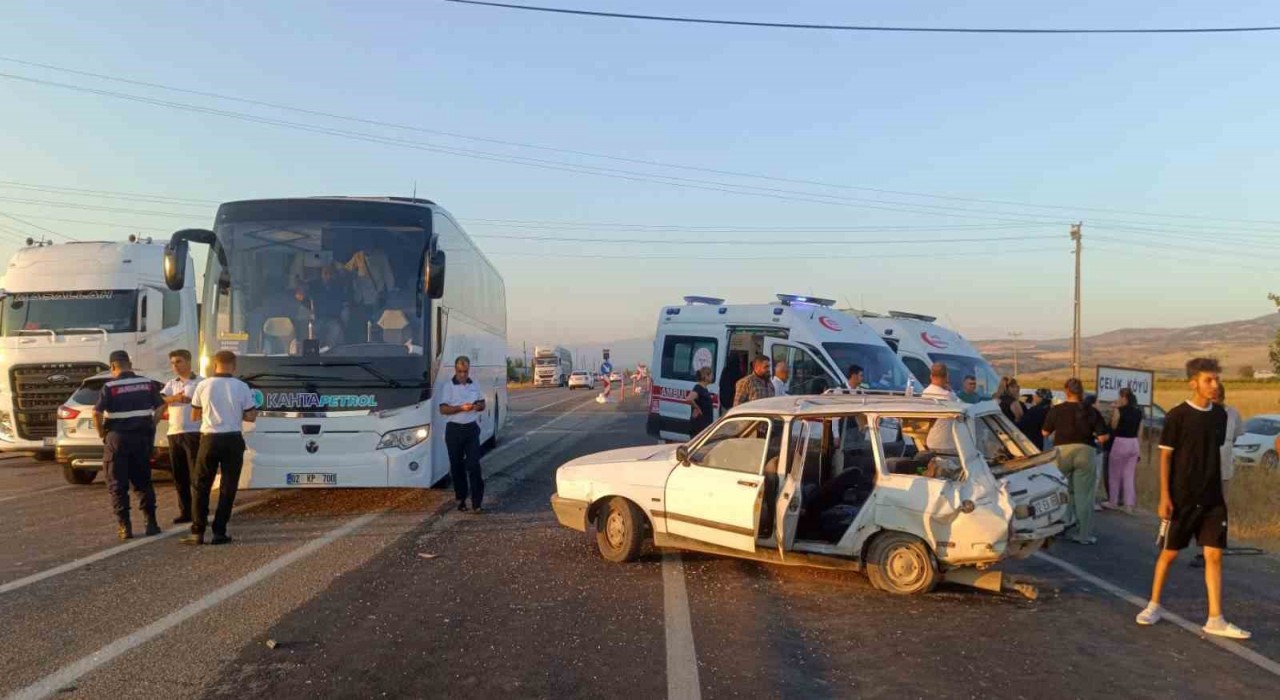 Adıyamanda otobüs ile otomobil çarpıştı: 5 yaralı