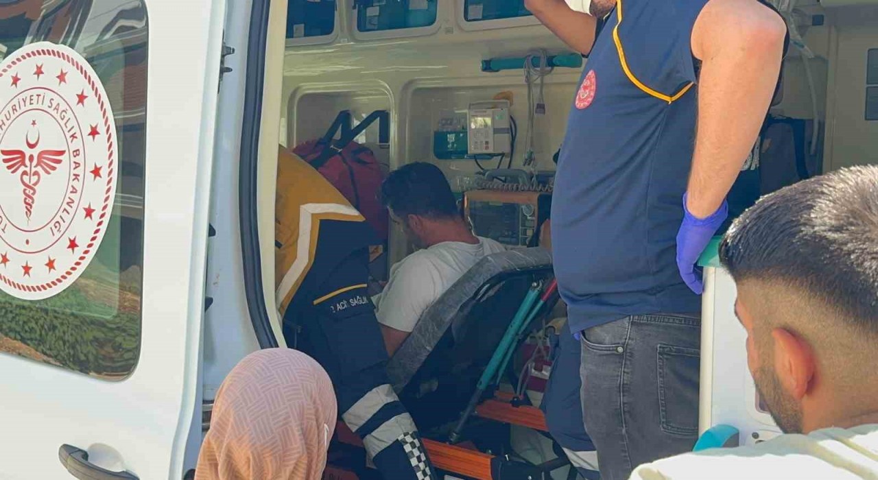 Adıyamanda otomobil ile kamyonet çarpıştı: 2 yaralı