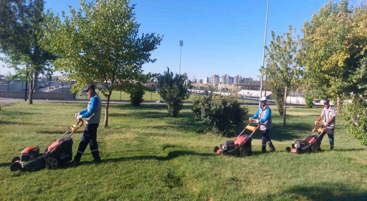 Adıyamanda park ve bahçe bakımları devam ediyor