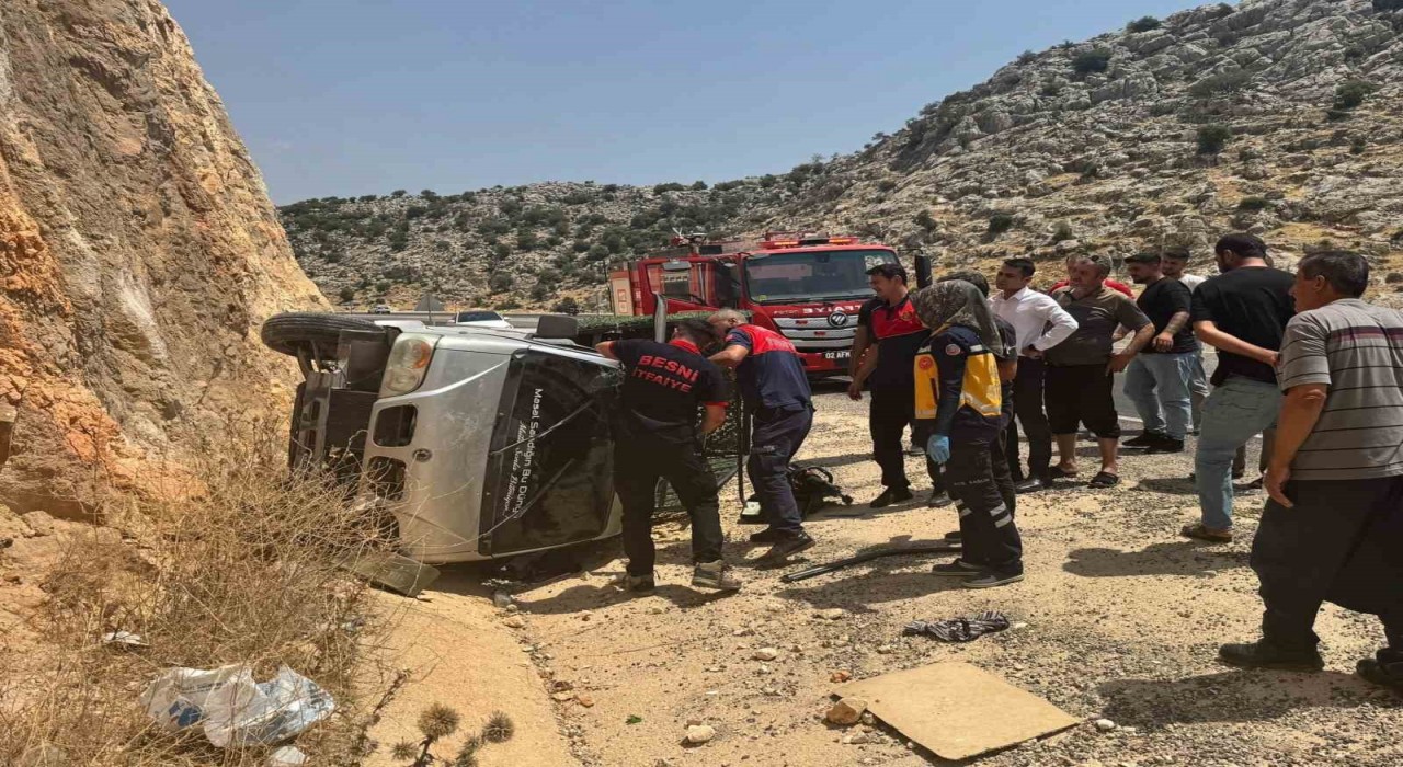 Adıyamanda şarampole devrilen kamyonetin sürücüsü yaralandı