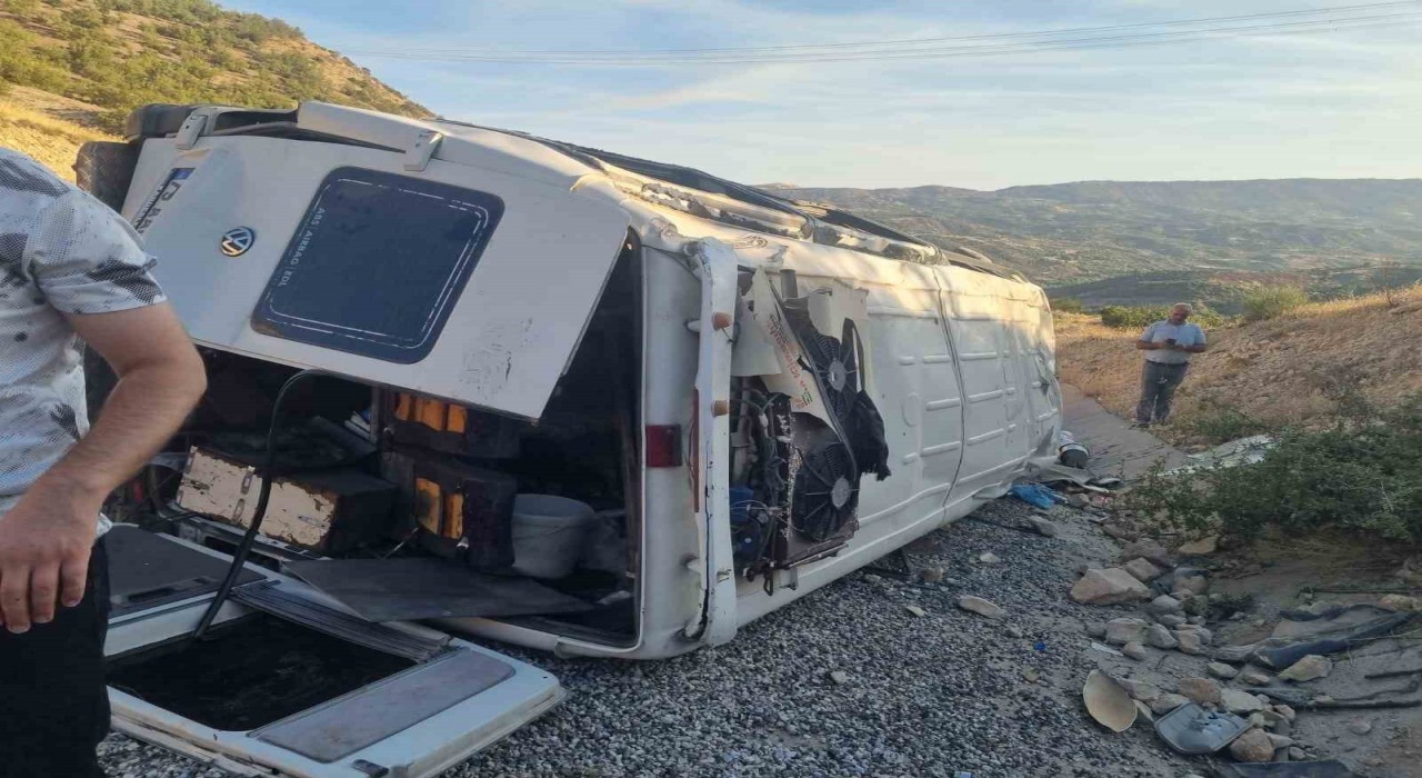 Adıyamanda tarım işçilerini taşıyan minibüs devrildi: 19 yaralı