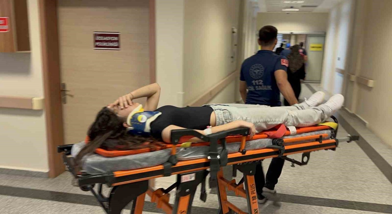 Adıyamanda yolcu minibüsü elektrik direğine çarptı: 8 yaralı