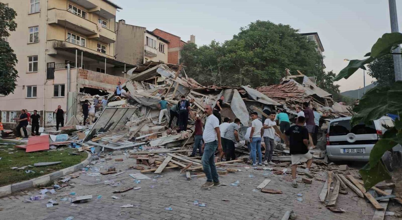 AFAD: Balıkesir Sındırgı merkezli saat 19.53te 6.1 büyüklüğünde deprem meydana geldi. Deprem yerin 11 km derinliğinde meydana geldi.