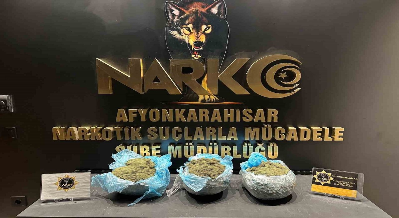 Afyonkarahisarda 2 otomobilden 3 kilo 750 gram uyuşturucu ele geçirildi