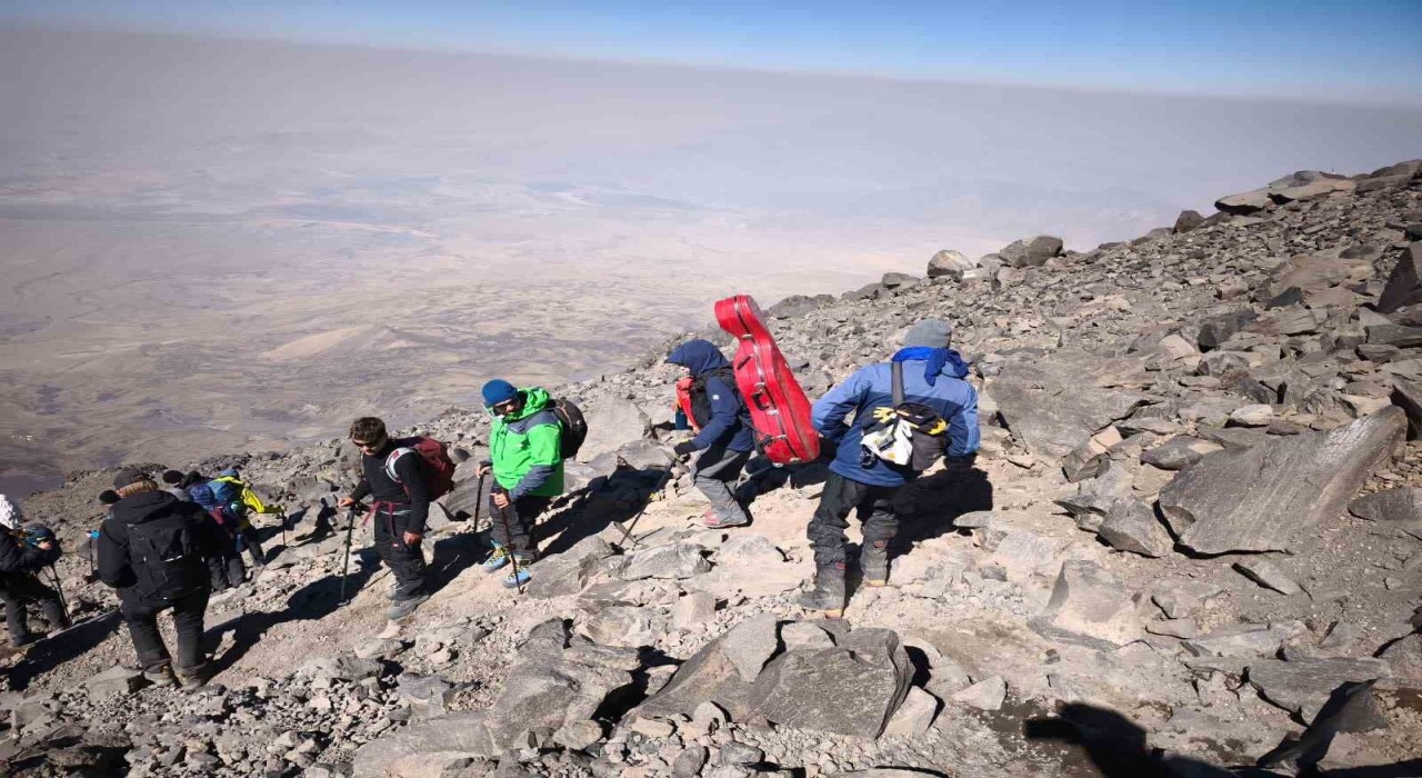 Ağrı Dağında sıcak hava kayaları yerinden oynattı