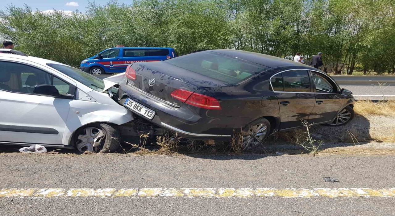 Ağrı İl Sağlık Müdürlüğüne ait makam aracı, Patnos dönüşünde kaza yaptı
