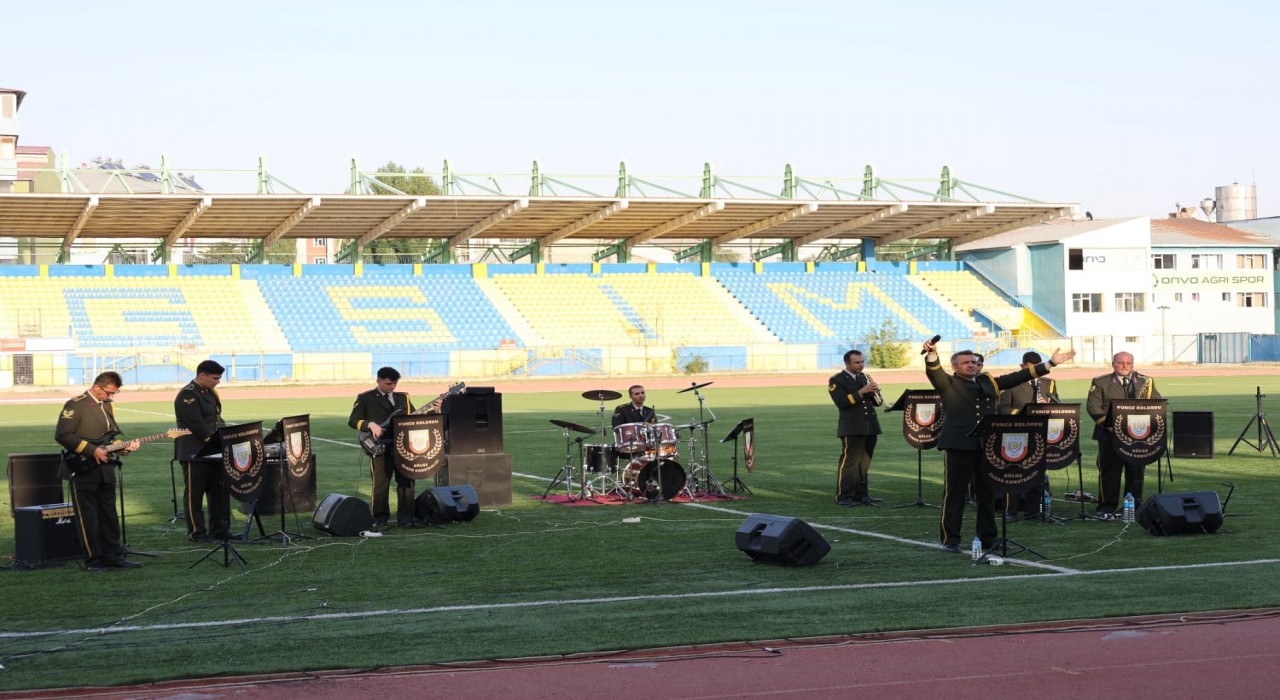Ağrıda 30 Ağustos etkinliklerine bando konseri renk kattı