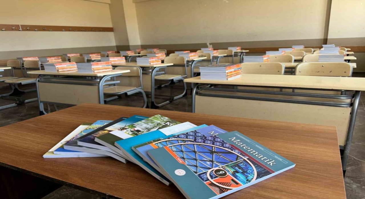 Ağrıda 519 bin 210 ders kitabı öğrencilerin sıralarına bırakıldı