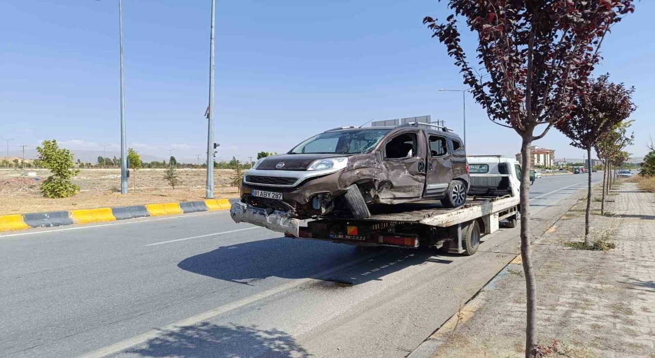 Ağrıda kırmızı ışık ihlali kazaya yol açtı: 8 yaralı