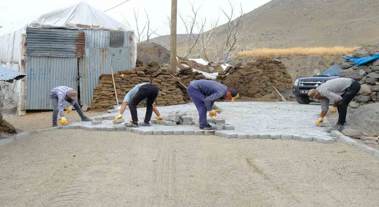 Ağrıda köy yollarında asfalt ve kilit parke çalışmaları tamamlandı