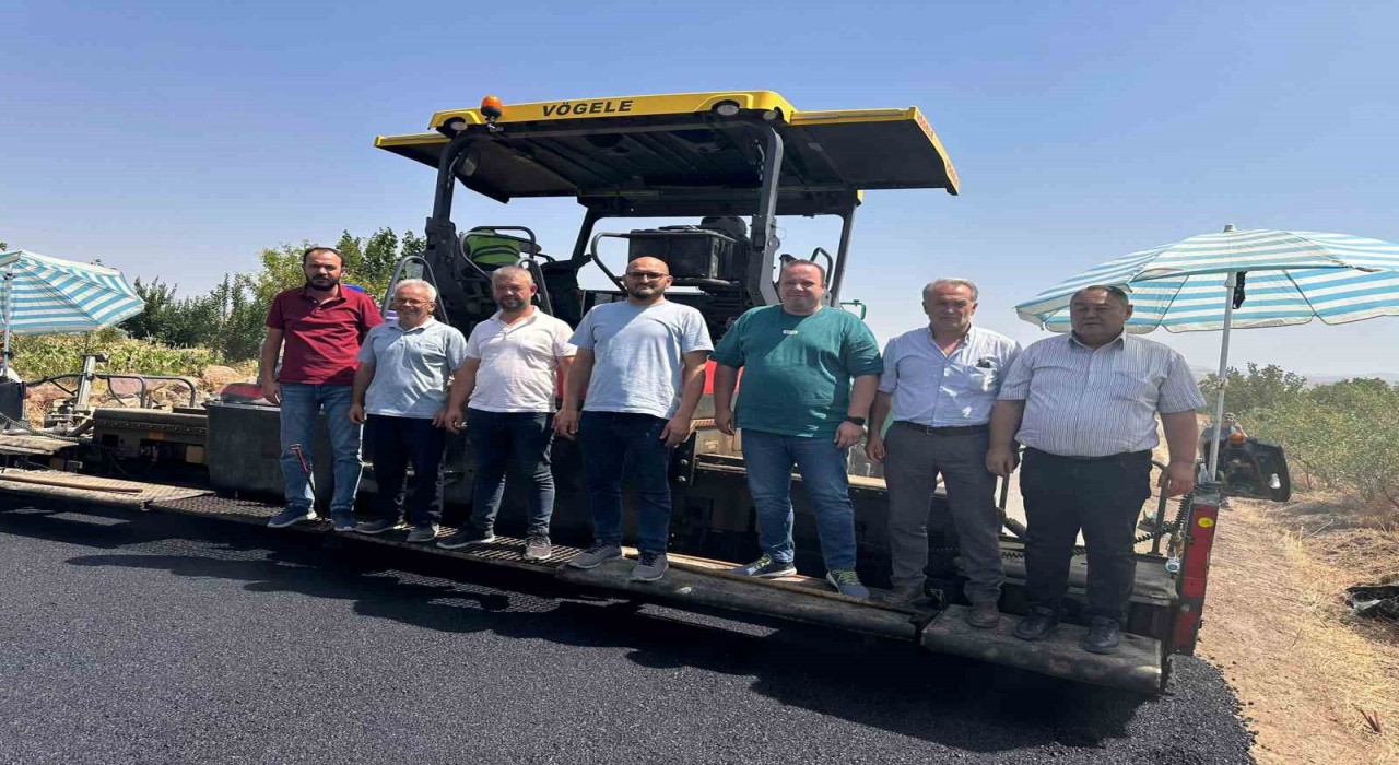 Ağzıkara köyünde sıcak asfalt çalışmaları sona yaklaştı