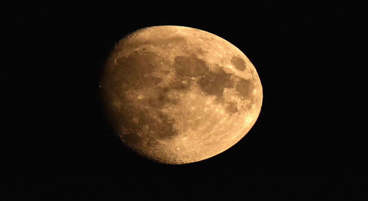 Ahlat semalarında kartpostallık Şişkin Ay manzarası