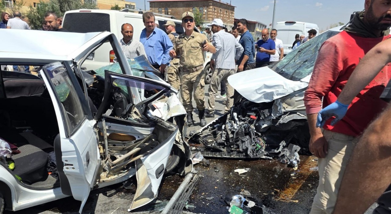 Ahlatta 3 aracın karıştığı kazada 8 kişi yaralandı