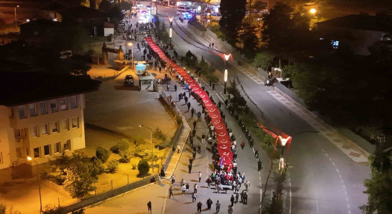 Ahlatta Malazgirt Zaferinin 954. yıl dönümünde dev Türk bayraklı fener alayı