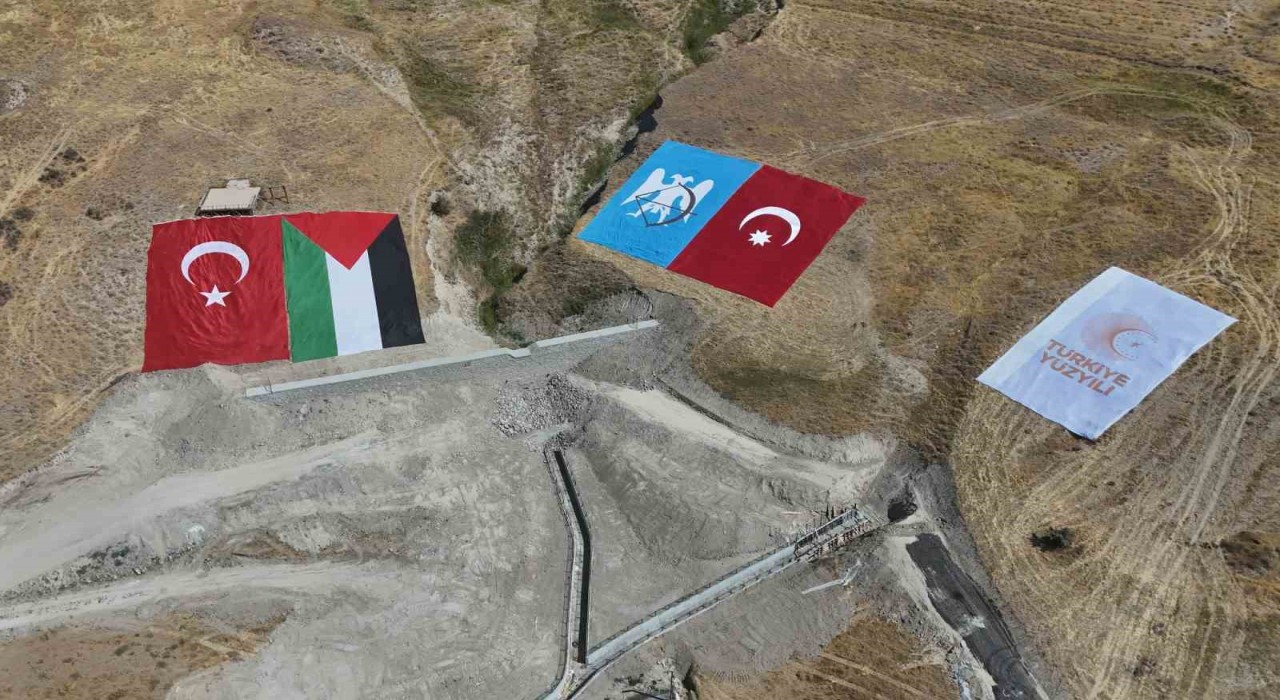 Ahlattaki etkinlik alanında dev Türk ve Filistin bayrakları açıldı
