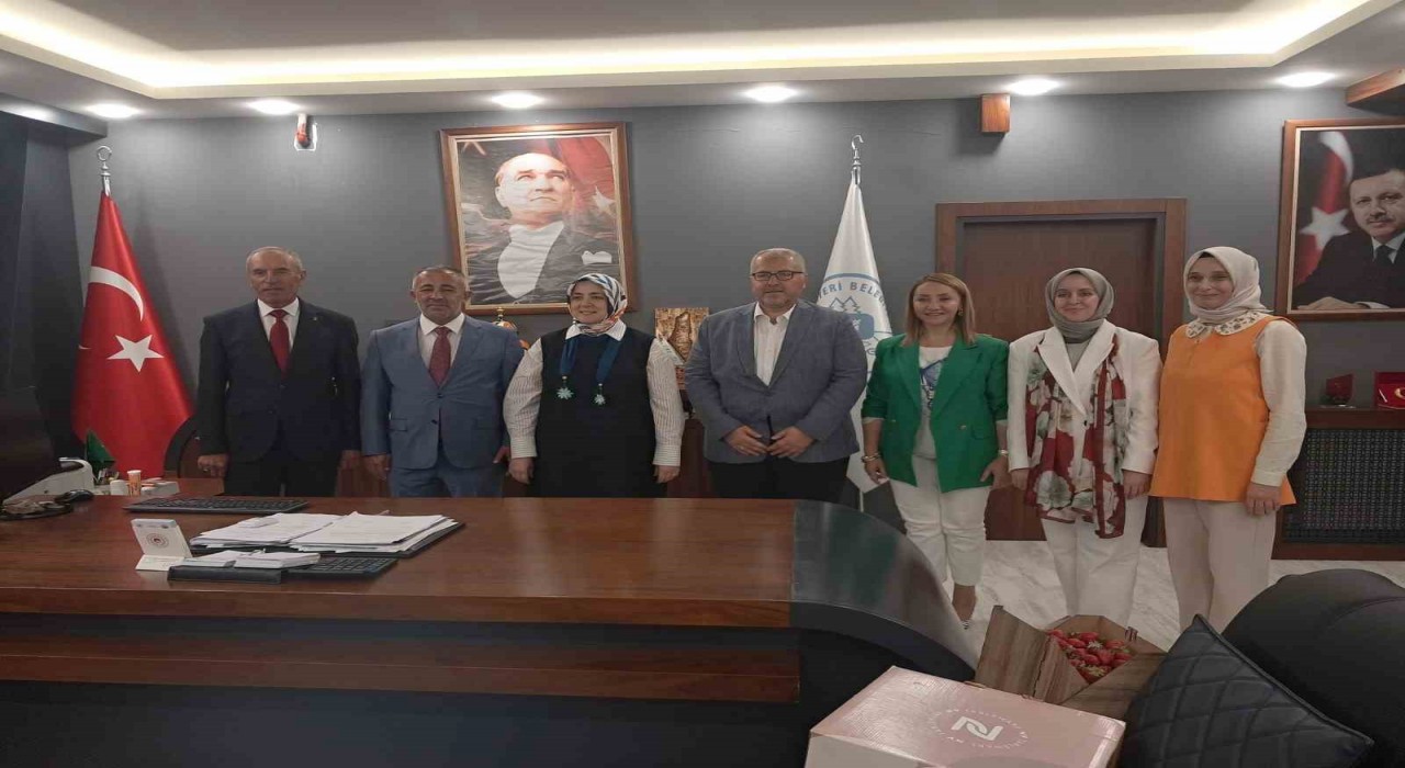 AK Parti Genel Merkez Kadın Kolları Başkanı, çömlek yaptı