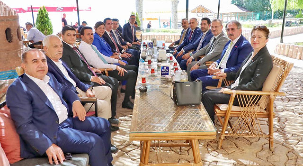 AK Parti Heyeti Ahlat’ta Malazgirt Ruhu ile Buluştu