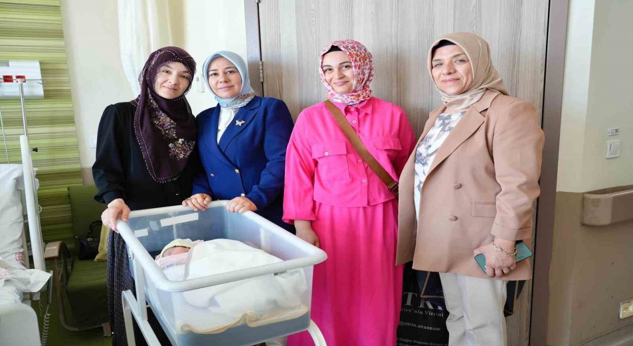 AK Parti Kayseri Kadın Kollarından Anne Sütü Haftasına anlamlı ziyaret