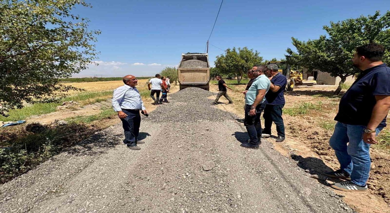Akçadağda grup yolu çalışmaları devam ediyor
