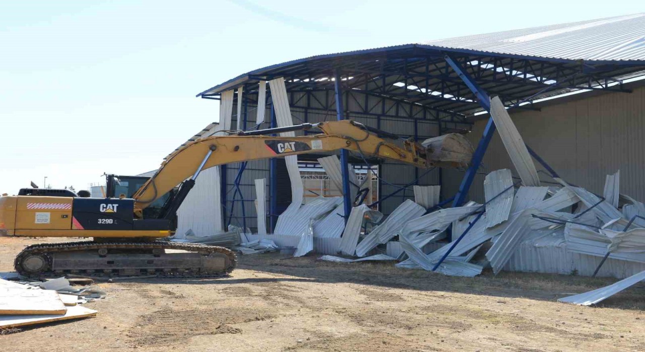 Akçalarda 2 kaçak yapı yıkıldı